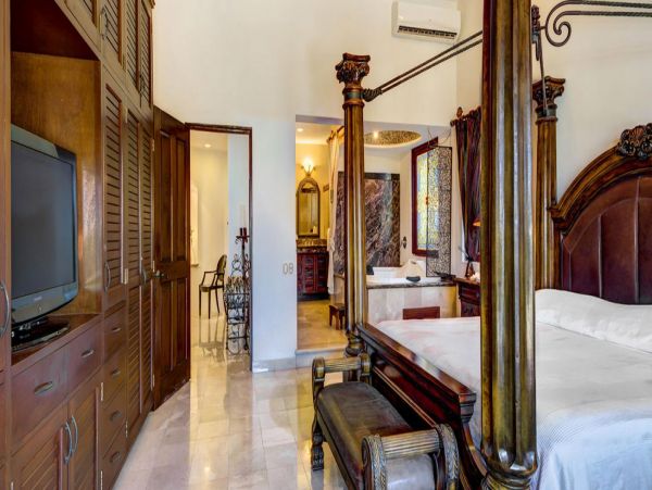 Five Star Luxury Five Bedroom Home with Private Pool