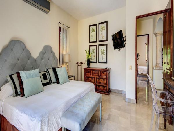 Five Star Luxury Five Bedroom Home with Private Pool