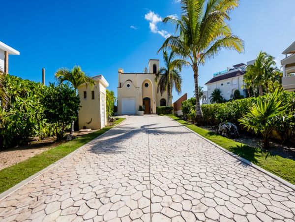 Beach front Villa 5 Bedroom & Infinity Pool near Playa del Carmen