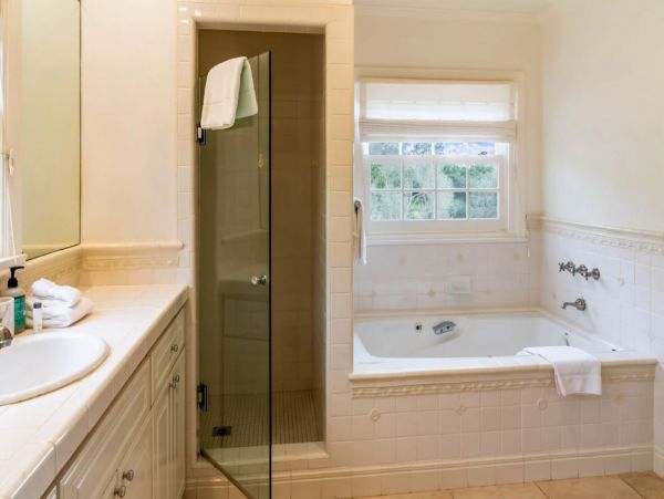 Gorgeous Vacation Ranch plus Cottage in Carpinteria with Pool