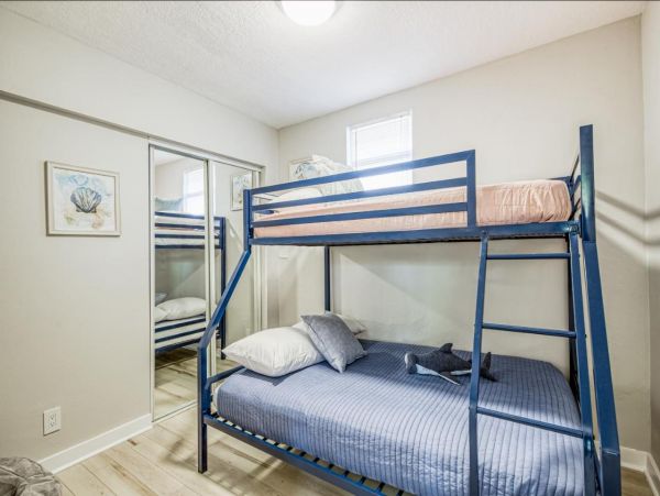 Beautiful 3 Bedroom Home Sleeps 11 Guests