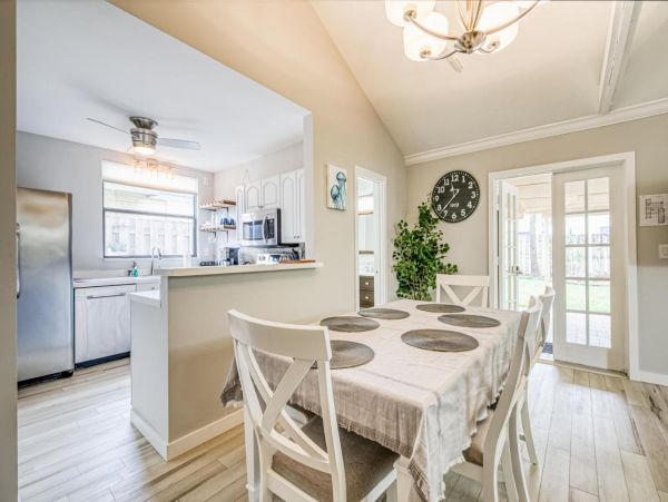 Beautiful 3 Bedroom Home Sleeps 11 Guests