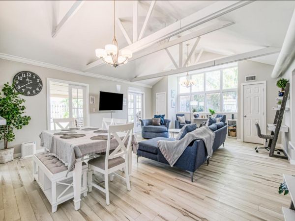 Beautiful 3 Bedroom Home Sleeps 11 Guests