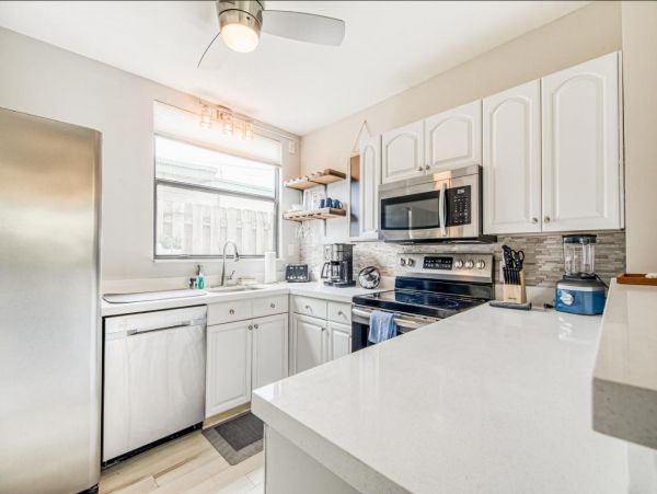 Beautiful 3 Bedroom Home Sleeps 11 Guests