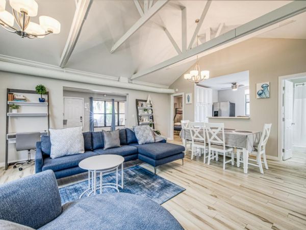 Beautiful 3 Bedroom Home Sleeps 11 Guests