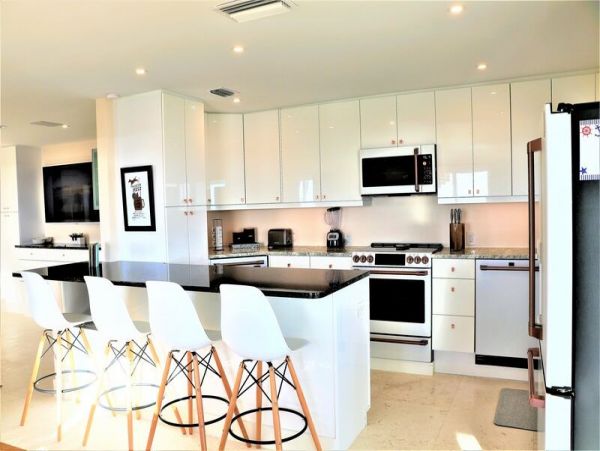 Oceanfront Vacation Condo in Siesta Key with Pool Sleeps 6