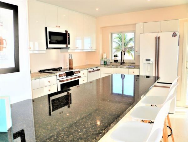 Oceanfront Vacation Condo in Siesta Key with Pool Sleeps 6