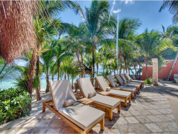 Main Villa & Guest Cottages Luxurious Beach Villa