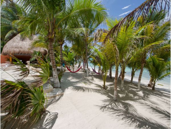 Main Villa & Guest Cottages Luxurious Beach Villa