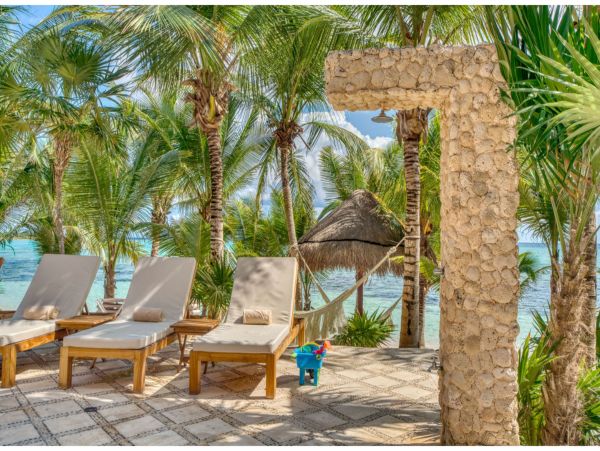 Main Villa & Guest Cottages Luxurious Beach Villa