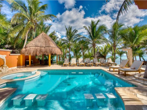 Main Villa & Guest Cottages Luxurious Beach Villa