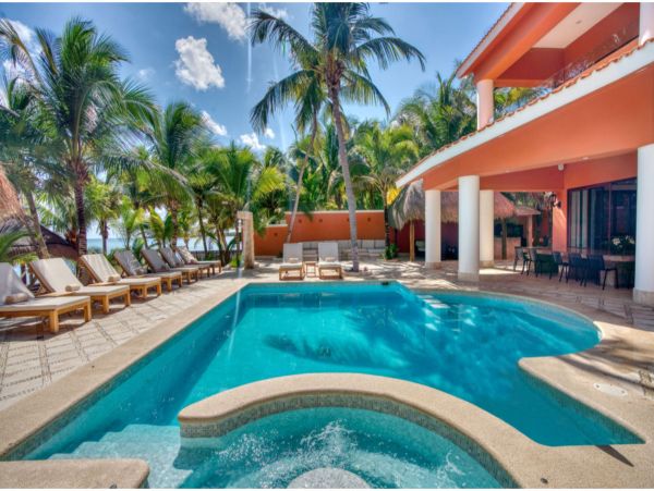 Main Villa & Guest Cottages Luxurious Beach Villa