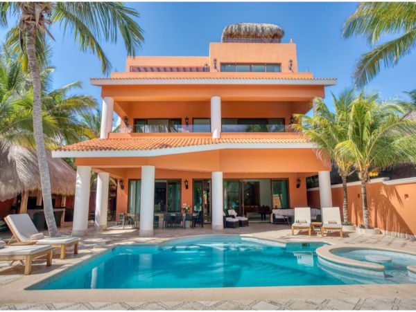 Main Villa & Guest Cottages Luxurious Beach Villa