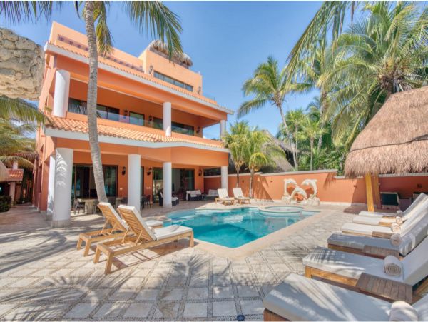 Main Villa & Guest Cottages Luxurious Beach Villa