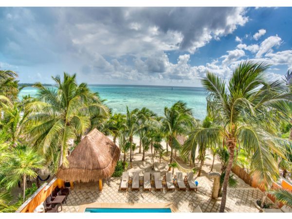 Main Villa & Guest Cottages Luxurious Beach Villa
