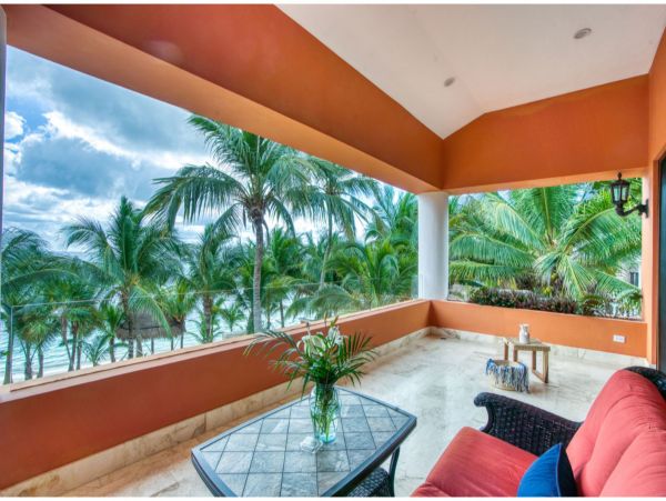 Main Villa & Guest Cottages Luxurious Beach Villa