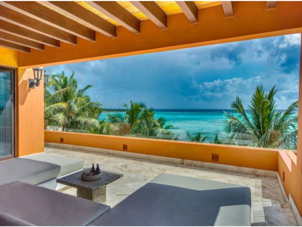 Main Villa & Guest Cottages Luxurious Beach Villa