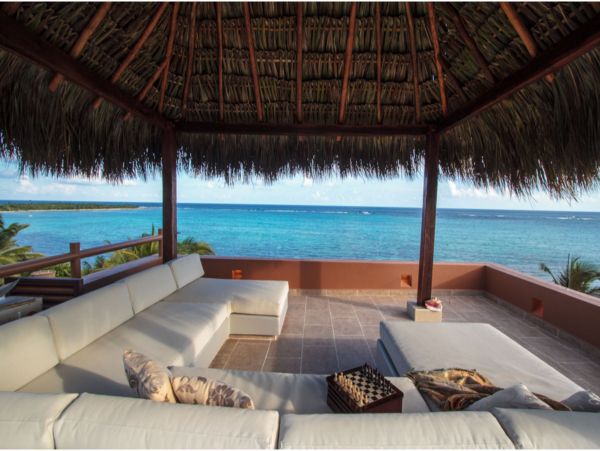 Main Villa & Guest Cottages Luxurious Beach Villa