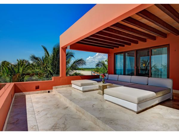 Main Villa & Guest Cottages Luxurious Beach Villa