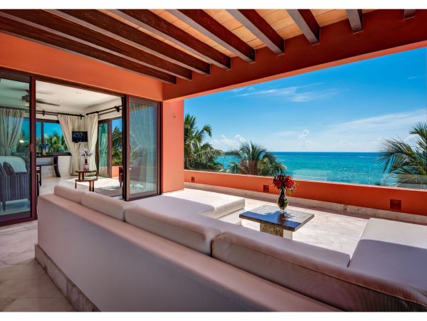 Main Villa & Guest Cottages Luxurious Beach Villa