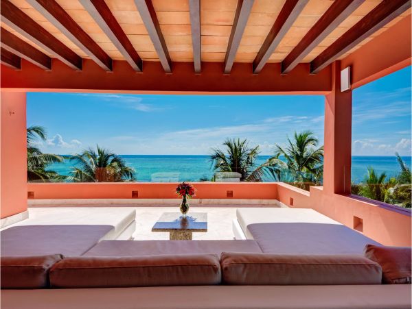 Main Villa & Guest Cottages Luxurious Beach Villa