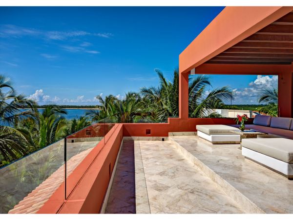 Main Villa & Guest Cottages Luxurious Beach Villa