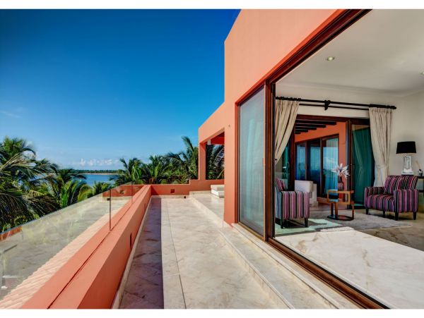 Main Villa & Guest Cottages Luxurious Beach Villa