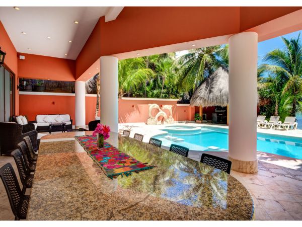 Main Villa & Guest Cottages Luxurious Beach Villa