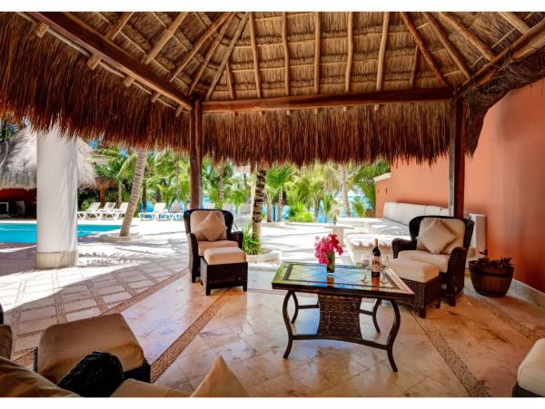 Main Villa & Guest Cottages Luxurious Beach Villa