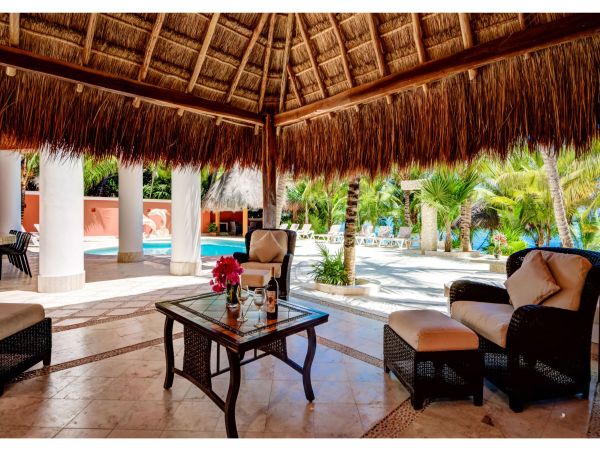 Main Villa & Guest Cottages Luxurious Beach Villa