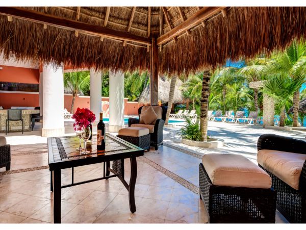 Main Villa & Guest Cottages Luxurious Beach Villa
