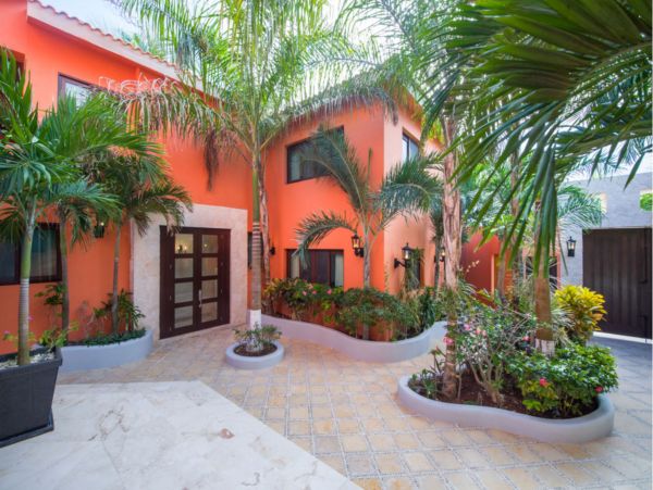 Main Villa & Guest Cottages Luxurious Beach Villa