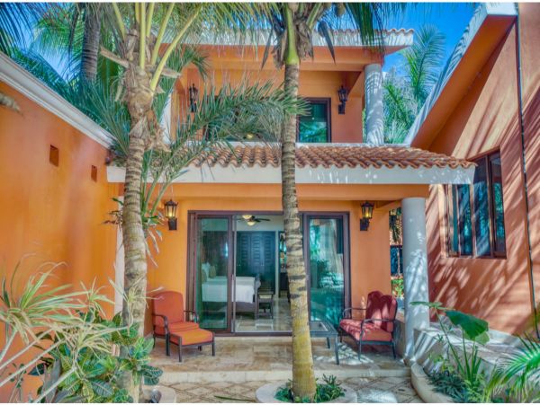 Main Villa & Guest Cottages Luxurious Beach Villa