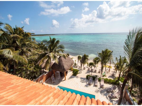 Main Villa & Guest Cottages Luxurious Beach Villa