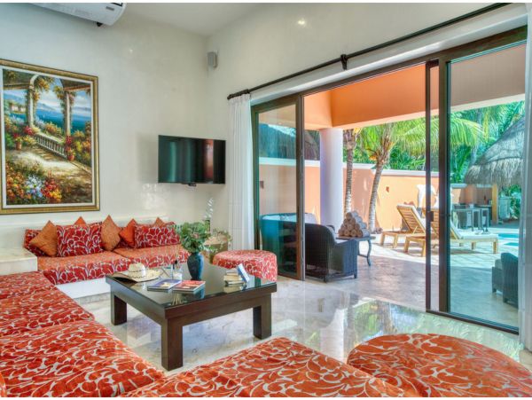 Main Villa & Guest Cottages Luxurious Beach Villa