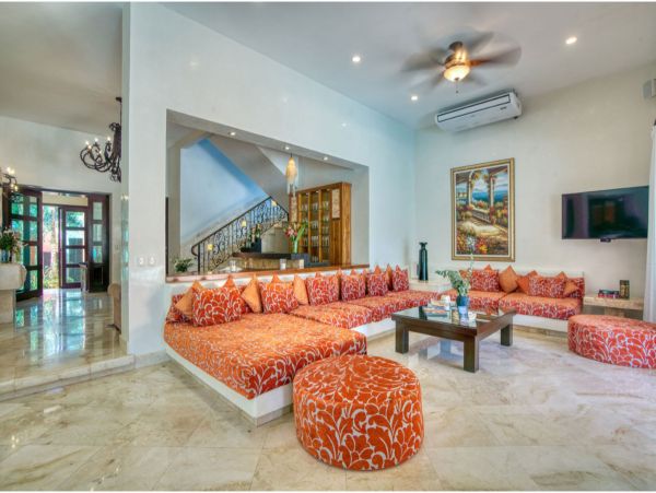 Main Villa & Guest Cottages Luxurious Beach Villa