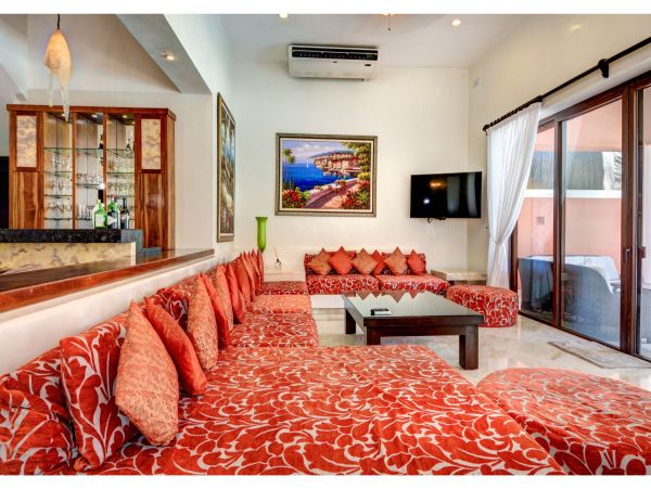 Main Villa & Guest Cottages Luxurious Beach Villa