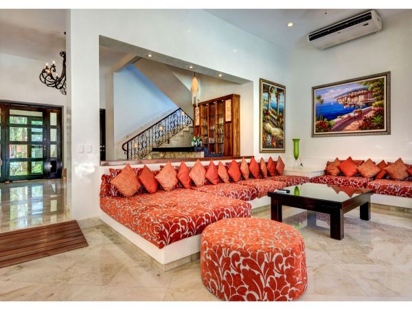 Main Villa & Guest Cottages Luxurious Beach Villa