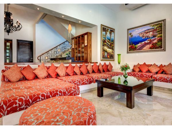 Main Villa & Guest Cottages Luxurious Beach Villa