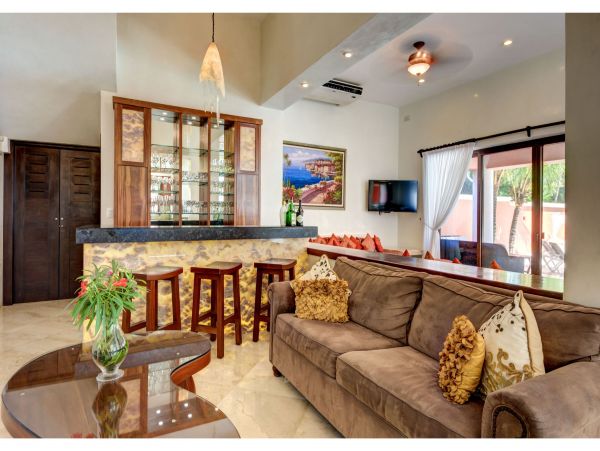 Main Villa & Guest Cottages Luxurious Beach Villa
