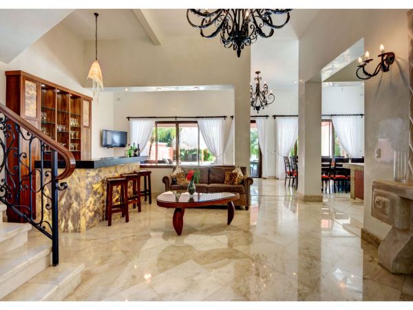 Main Villa & Guest Cottages Luxurious Beach Villa