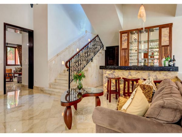 Main Villa & Guest Cottages Luxurious Beach Villa