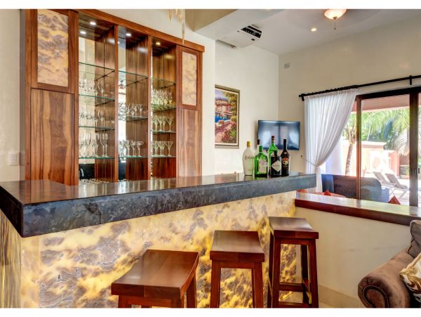 Main Villa & Guest Cottages Luxurious Beach Villa