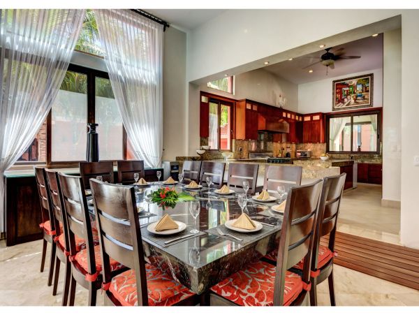 Main Villa & Guest Cottages Luxurious Beach Villa