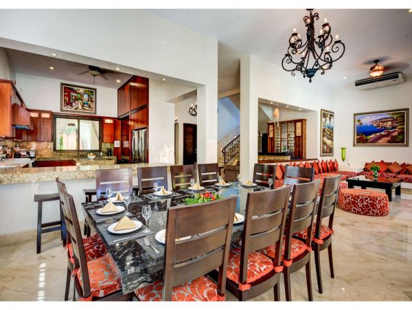 Main Villa & Guest Cottages Luxurious Beach Villa