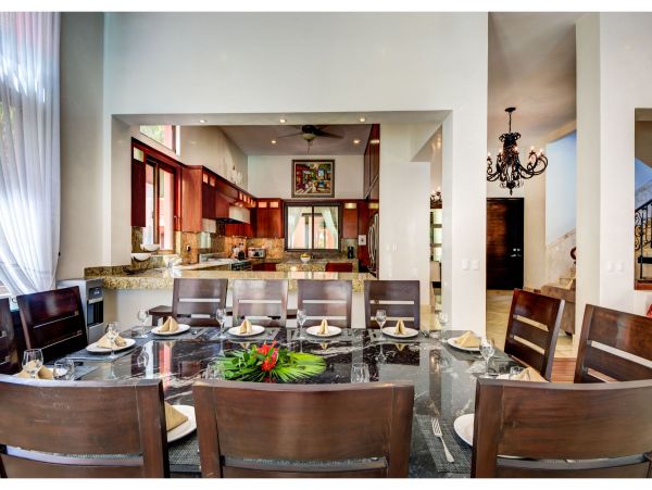 Main Villa & Guest Cottages Luxurious Beach Villa