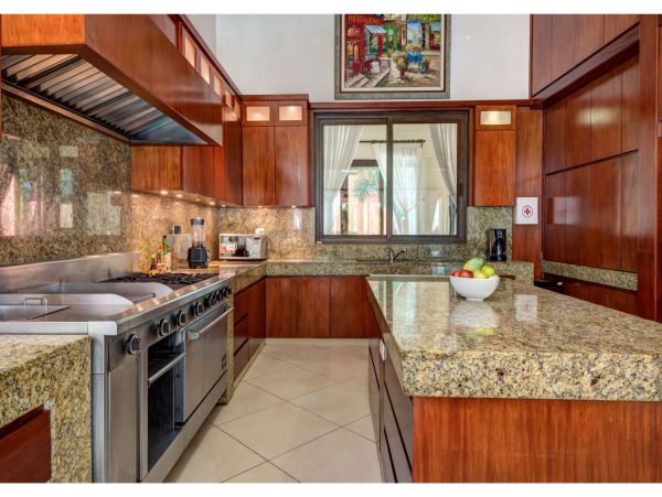 Main Villa & Guest Cottages Luxurious Beach Villa