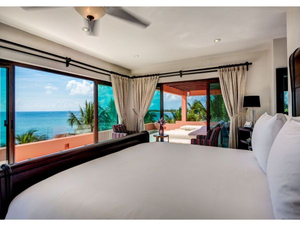Main Villa & Guest Cottages Luxurious Beach Villa