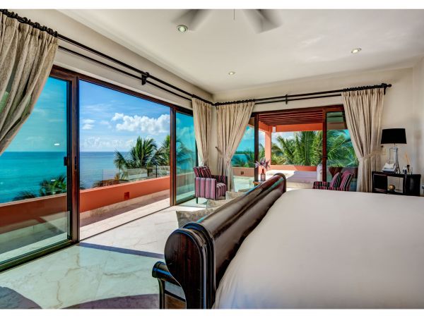 Main Villa & Guest Cottages Luxurious Beach Villa