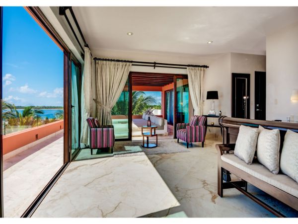 Main Villa & Guest Cottages Luxurious Beach Villa